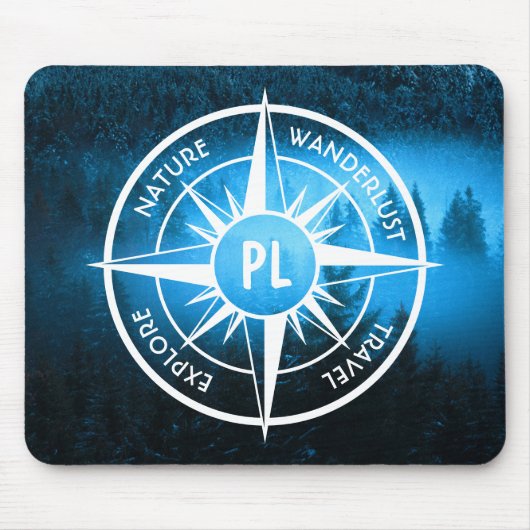 Kompass-Sternemblem Monogramm Nebel in Fichtenwald Mousepad (Vorne)
