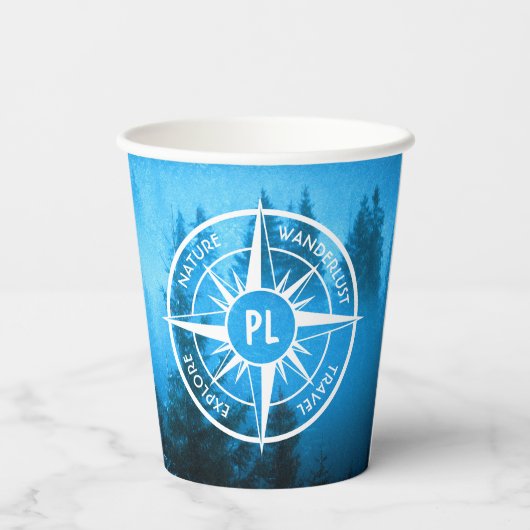Kompass-Sternemblem Monogramm Nebel in Fichtenwald Pappbecher (Rückseite)