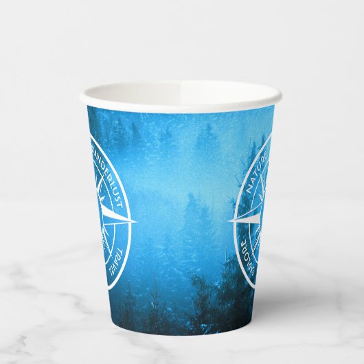 Kompass-Sternemblem Monogramm Nebel in Fichtenwald Pappbecher (Links)