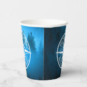 Kompass-Sternemblem Monogramm Nebel in Fichtenwald Pappbecher (Rechts)