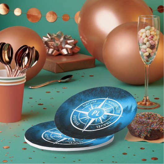 Kompass-Sternemblem Monogramm Nebel in Fichtenwald Pappteller (Multi)