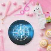 Kompass-Sternemblem Monogramm Nebel in Fichtenwald Pappteller (Party)