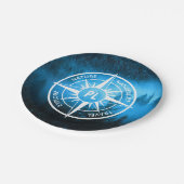 Kompass-Sternemblem Monogramm Nebel in Fichtenwald Pappteller (Schrägansicht)