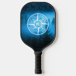 Kompass-Sternemblem Monogramm Nebel in Fichtenwald Pickleball Schläger