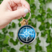 Kompass-Sternemblem Monogramm Nebel in Fichtenwald Schlüsselanhänger (Hand)