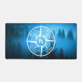 Kompass-Sternemblem Monogramm Nebel in Fichtenwald Schreibtischunterlage (Vorderseite)