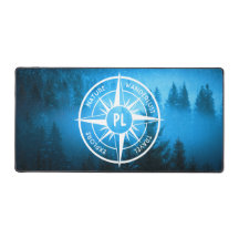 Kompass-Sternemblem Monogramm Nebel in Fichtenwald