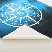 Kompass-Sternemblem Monogramm Nebel in Fichtenwald Sherpadecke (3/4)