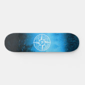 Kompass-Sternemblem Monogramm Nebel in Fichtenwald Skateboard (Horizontal)