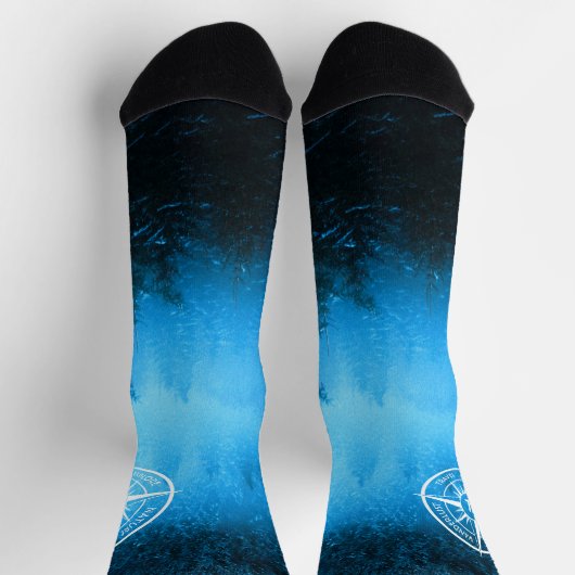 Kompass-Sternemblem Monogramm Nebel in Fichtenwald Socken (Oben)