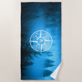 Kompass-Sternemblem Monogramm Nebel in Fichtenwald Strandtuch (Vorderseite)