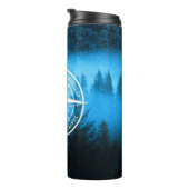 Kompass-Sternemblem Monogramm Nebel in Fichtenwald Thermosbecher (Nach rechts gedreht)