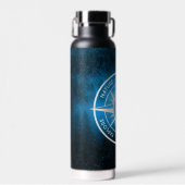 Kompass-Sternemblem Monogramm Nebel in Fichtenwald Trinkflasche (Vorne)