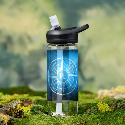 Kompass-Sternemblem Monogramm Nebel in Fichtenwald Trinkflasche (Außenbereich)