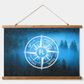 Kompass-Sternemblem Monogramm Nebel in Fichtenwald Wandteppich Mit Holzrahmen (Vorne)