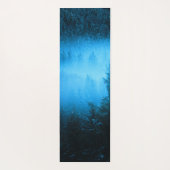 Kompass-Sternemblem Monogramm Nebel in Fichtenwald Yogamatte (Rückseite)