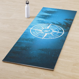Kompass-Sternemblem Monogramm Nebel in Fichtenwald Yogamatte