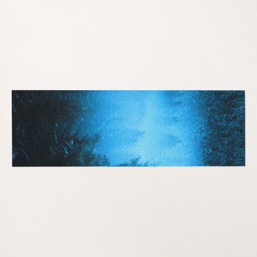 Kompass-Sternemblem Monogramm Nebel in Fichtenwald Yogamatte (Rückseite (Horizontal))