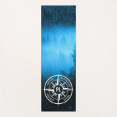 Kompass-Sternemblem Monogramm Nebel in Fichtenwald Yogamatte (Vorderseite)