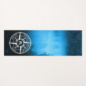 Kompass-Sternemblem Monogramm Nebel in Fichtenwald Yogamatte (Vorderseite (Horizontal))