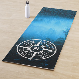 Kompass-Sternemblem Monogramm Nebel in Fichtenwald Yogamatte