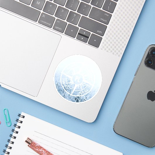 Kompass-Sternemblem monogramm Winterfichtenwald Aufkleber (Laptop mit iPhone)