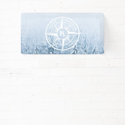 Kompass-Sternemblem monogramm Winterfichtenwald Banner (InSitu)