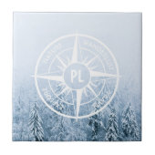 Kompass-Sternemblem monogramm Winterfichtenwald Fliese (Vorderseite)