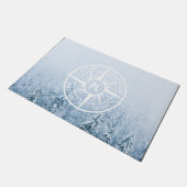Kompass-Sternemblem monogramm Winterfichtenwald Fußmatte (Schrägansicht)