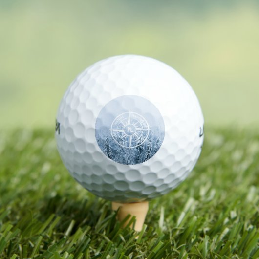 Kompass-Sternemblem monogramm Winterfichtenwald Golfball (Insitu T-Shirt)