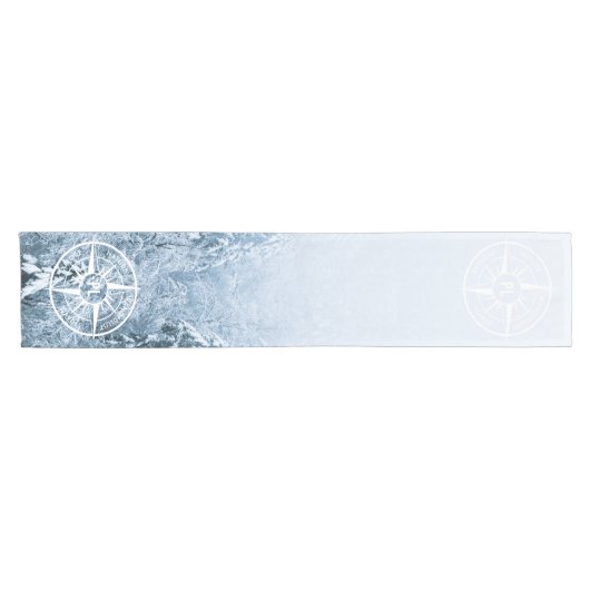 Kompass-Sternemblem monogramm Winterfichtenwald Kurzer Tischläufer (Horizontal)