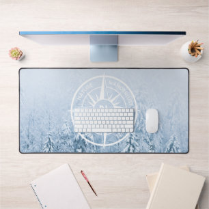 Kompass-Sternemblem monogramm Winterfichtenwald Schreibtischunterlage