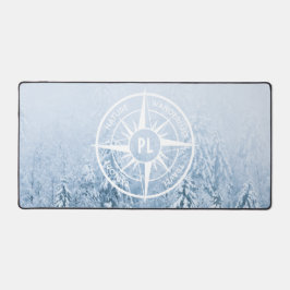 Kompass-Sternemblem monogramm Winterfichtenwald Schreibtischunterlage