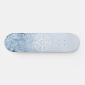 Kompass-Sternemblem monogramm Winterfichtenwald Skateboard (Horizontal)
