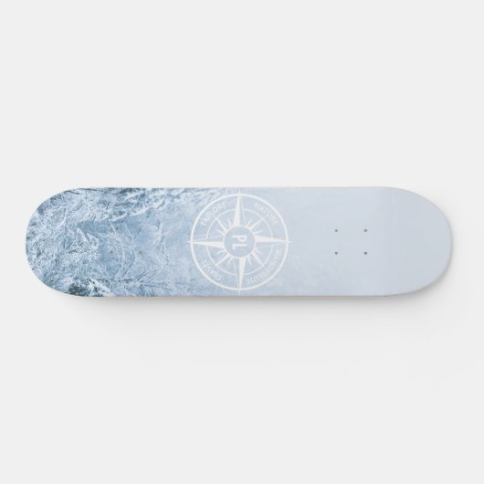 Kompass-Sternemblem monogramm Winterfichtenwald Skateboard (Horizontal)