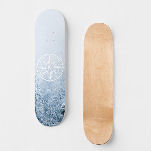 Kompass-Sternemblem monogramm Winterfichtenwald Skateboard (Vorderseite)