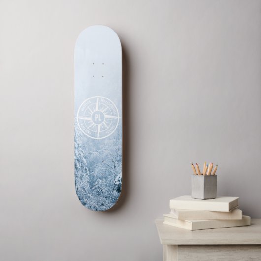 Kompass-Sternemblem monogramm Winterfichtenwald Skateboard (Wandkunst)