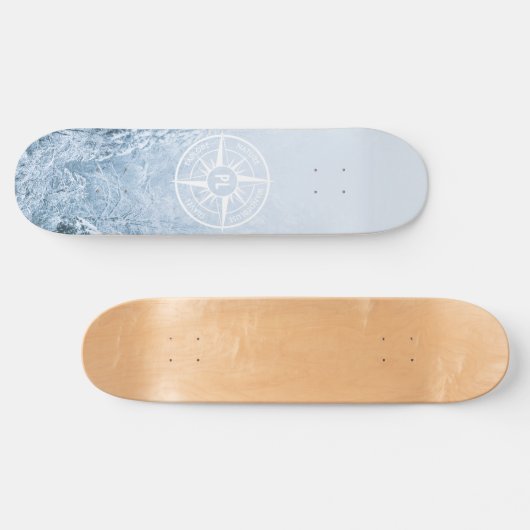 Kompass-Sternemblem monogramm Winterfichtenwald Skateboard (Horizontal)