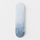 Kompass-Sternemblem monogramm Winterfichtenwald Skateboard (Vorderseite)
