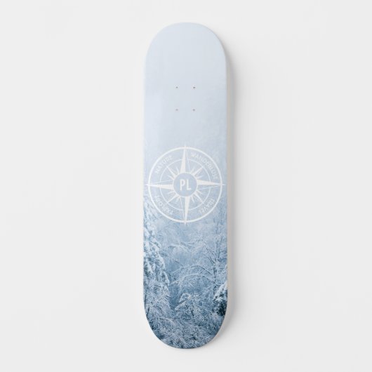 Kompass-Sternemblem monogramm Winterfichtenwald Skateboard (Vorderseite)