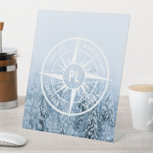 Kompass-Sternemblem monogramm Winterfichtenwald