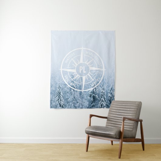 Kompass-Sternemblem monogramm Winterfichtenwald Wandteppich (Beispiel)