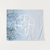 Kompass-Sternemblem monogramm Winterfichtenwald Wandteppich (Vorderseite (Horizontal))