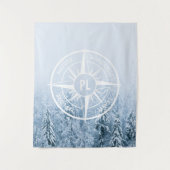 Kompass-Sternemblem monogramm Winterfichtenwald Wandteppich (Vorderseite)