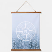 Kompass-Sternemblem monogramm Winterfichtenwald Wandteppich Mit Holzrahmen (Vorderseite)