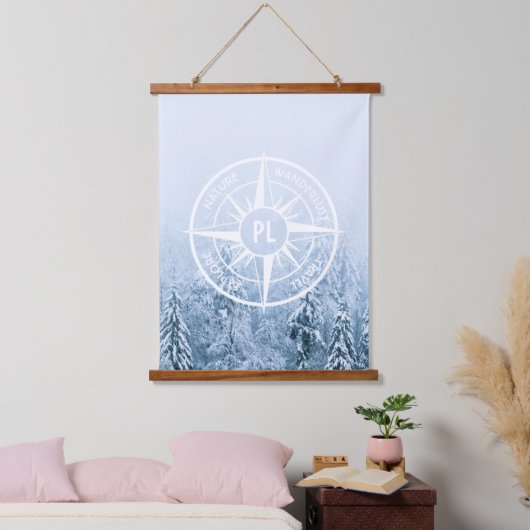Kompass-Sternemblem monogramm Winterfichtenwald Wandteppich Mit Holzrahmen (Schlafzimmer)