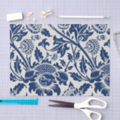 Komplexes blaues Blumenmuster auf hellem Hintergru Seidenpapier (Handwerk)