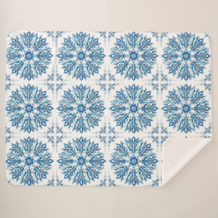 Komplexes blaues Schneeflockendesign Sherpadecke