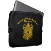 Komplexes Design eines Bison mit einem Hut Laptopschutzhülle (Vorne Rechts)