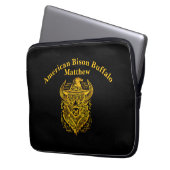 Komplexes Design eines Bison mit einem Hut Laptopschutzhülle (Vorderseite Links)